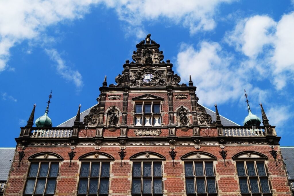 Het stadhuis van Alkmaar, waarvoor je er terechtkunt